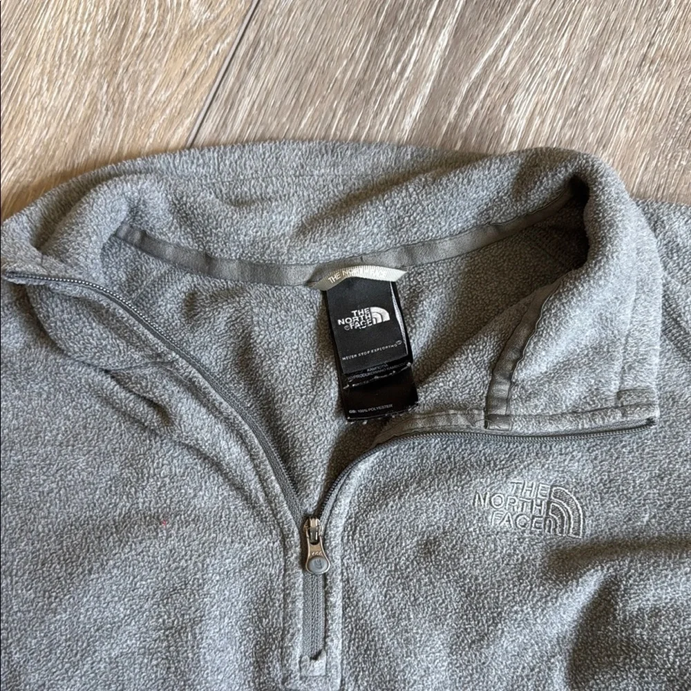 The North Face women’s lightweight quarterzip fleece - Picture 2 of 3